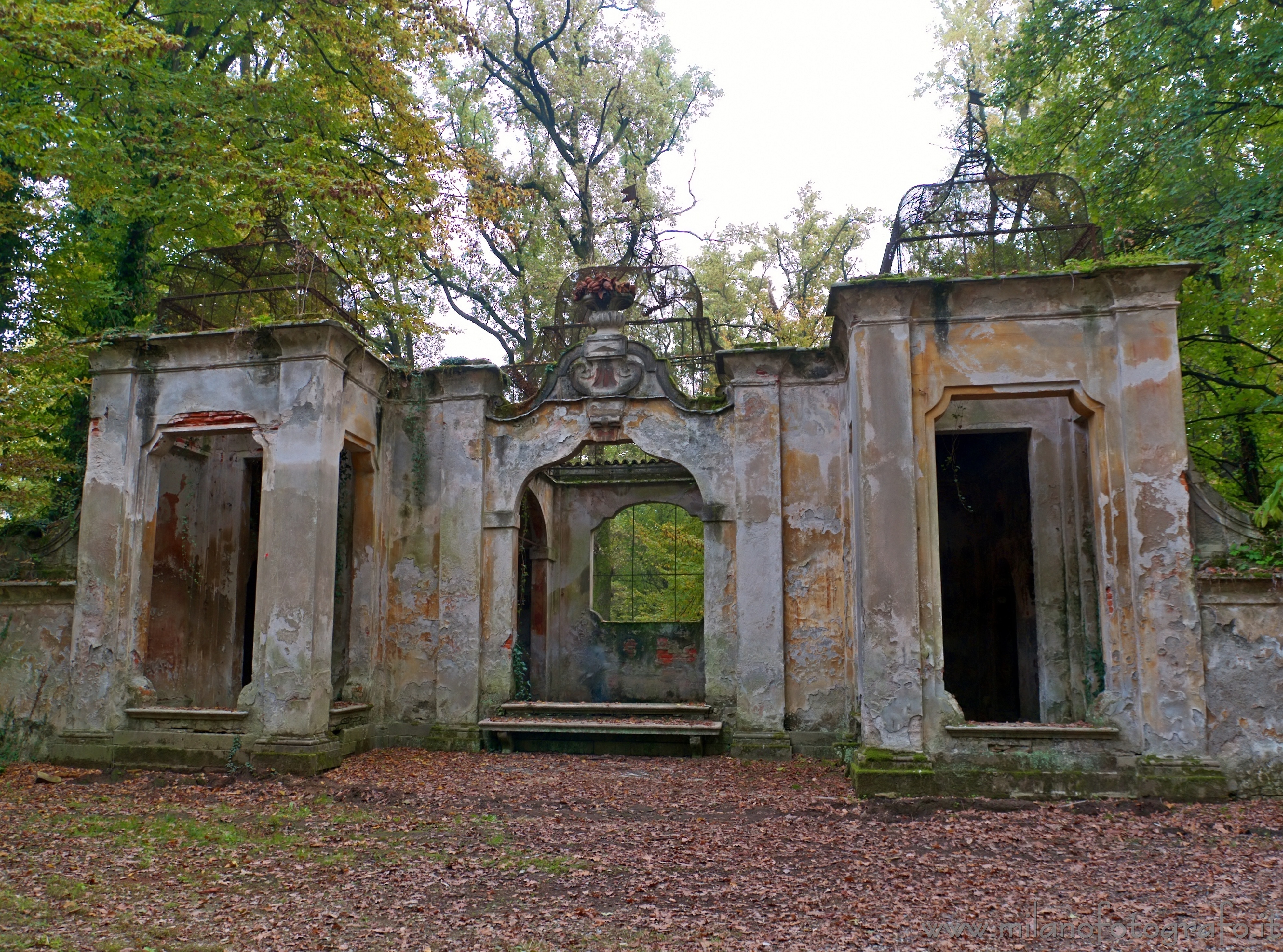 Bollate (Milano) - Le vecchie voliere nel parco di Villa Arconati